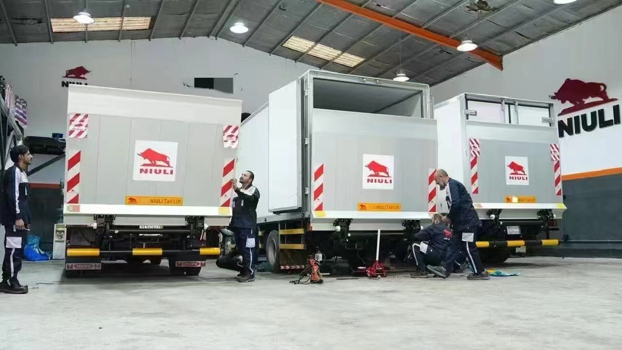 hydraulic lift gate truck